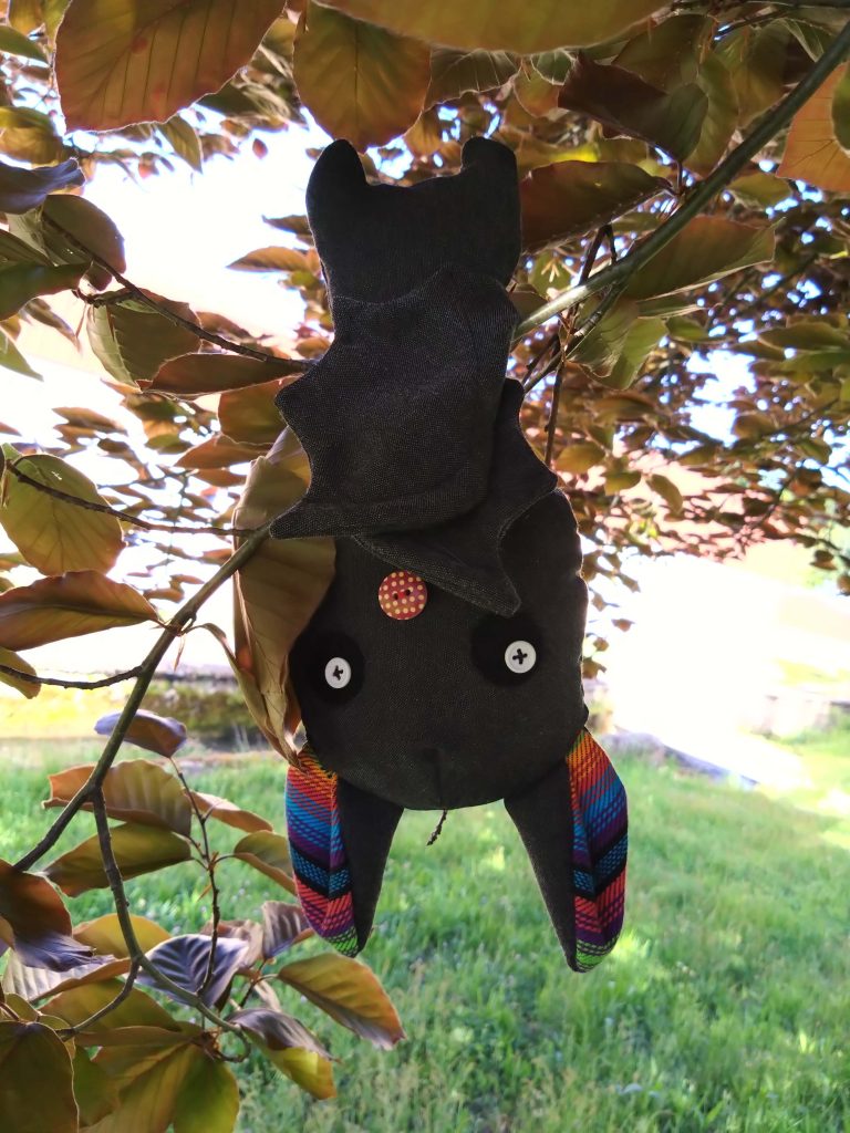 Peluche de chauve-souris la tête en bas