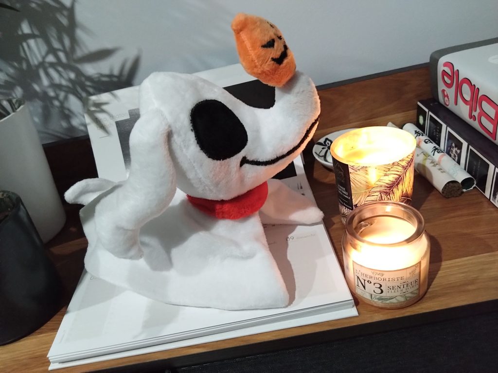Peluche de Zéro de profil