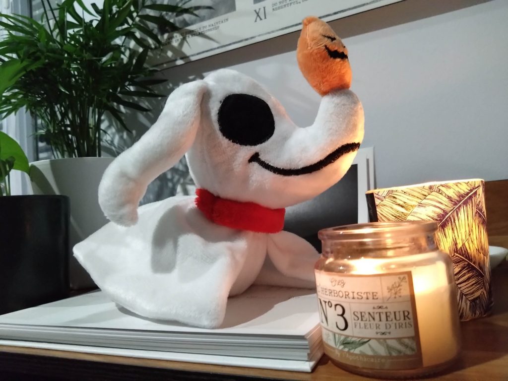 Peluche de Zéro de profil